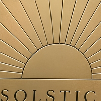 Autocollant d'étiquette de parfum en aluminium en forme d'arche Solstice, motif soleil gravé, or antique brossé, auto-adhésif, étanche