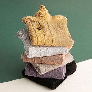 Calcetines Finos de Alta Calidad con Logotipo Personalizado, Calcetines Bonitos de Color Sólido con Diseño de Flores Bordadas para Mujer - Product Image 2