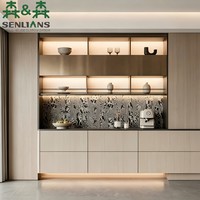Buffet encastré sans poignées avec portes verticales en bois veiné, étagères ouvertes en verre et accents métalliques en bronze