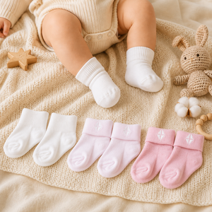 Chaussettes bébé côtelées à logo personnalisé, couleur unie, en coton pour nouveau-né, prix de gros du Vietnam - Product Image 2