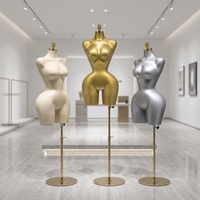 Mannequin multicolore avec support métallique, silhouette galbée aux fesses rehaussées, idéal pour les présentoirs de magasins de vêtements pour femmes