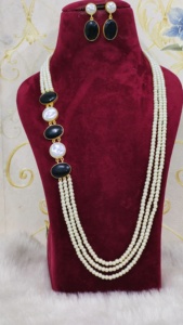 Conjunto de collar de perlas de tres capas deslumbrantes con tachuelas de piedras chapadas en oro de diseñador para mujer - Product Image 2