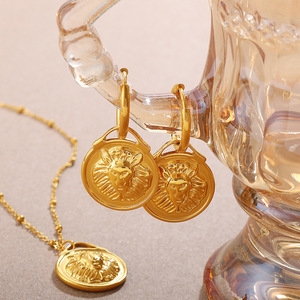 Conjunto de collar y aretes de acero inoxidable con moneda redonda de cabeza de león romano vintage para mujer, aretes con textura abstracta tridimensional. - Product Image 1