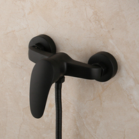 Système de douche et de bain en acier inoxydable poli pour hôtel avec barre coulissante réglable eau chaude/froide, pommeau de douche mural à jet doux et douchette à main