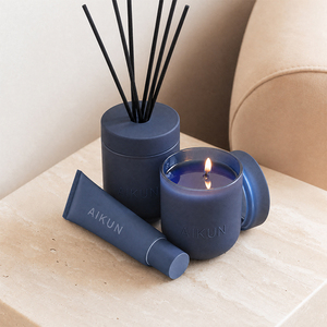 AIKUN Vente directe usine – Ensemble diffuseur à bâtonnets d'aromathérapie écologique sans flamme fait main et bougie en cire de soja naturelle parfumée - Product Image 1