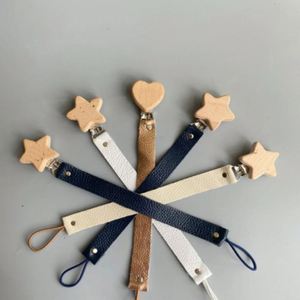 Clips Duraderos para Carriola, Manta de Cuero PU, Clip de Madera Orgánica con Nombre Personalizado, Porta Chupetes para Regalos de Bebé - Product Image 2