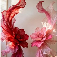 Sculptures florales en tissu de soie personnalisables en gros pour la décoration d'événements et la conception d'espaces commerciaux
