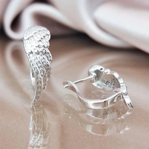 Orecchini a polsino con piuma ad ala d'angelo per donna, accessori moda minimalisti per l'uso quotidiano - Product Image 4