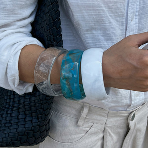 European American Fashion Halb transparentes Armband mit Farbverlauf für Frauen Übertriebene runde, breite Armreif-Lünette - Product Image 2