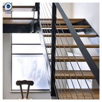 Escalier flottant moderne Prima House avec structure en acier durable, garde-corps personnalisé et marches en bois écologiques