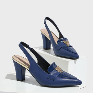 Chaussures habillées style mocassins pour femmes, <span class=keywords><strong>bleu</strong></span> <span class=keywords><strong>marine</strong></span>, à bout pointu, effet croco, talon carré, à bride arrière, avec ornement doré, vente en gros OEM - Product Image 1