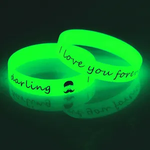 Bracelets rougeoyants promotionnels Bracelets lumineux en silicone personnalisés qui brillent dans l'obscurité pour les bracelets lumineux de fête de basket-ball