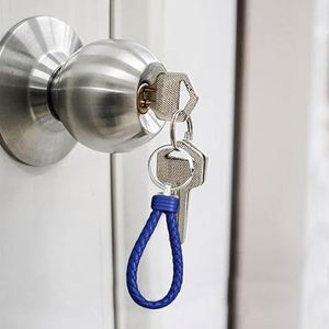 Porte-clés en cuir, accessoires de mode avec anneaux en alliage, sangle tressée en cuir PU, pendentif de clé de voiture fait main pour femmes, hommes et enfants - Product Image 4