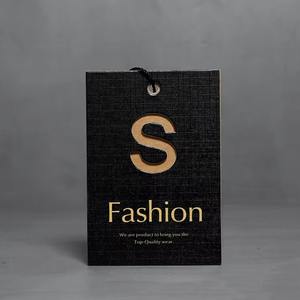 Etiquetas colgantes de papel Kraft personalizadas de alta calidad diseño texturizado clásico para ropa y bolsas de zapatos con logotipo personalizado - Product Image 3