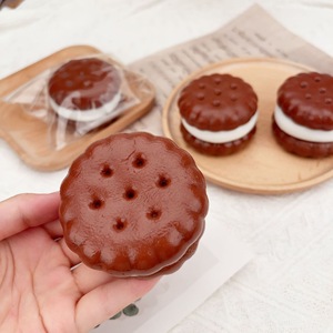 Jouet Squishy Anti-Stress en Forme de Biscuit Sandwich au Chocolat de Simulation en Gros pour Cadeau Promotionnel - Product Image 4