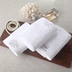 Toalla de baño de algodón peinado blanca personalizada al por mayor duradera y lavable <span class=keywords><strong>para</strong></span> hostelería patrón novedoso <span class=keywords><strong>para</strong></span> hoteles - Product Image 5