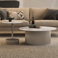 Tables d'appoint gigognes en pierre frittée haut de gamme, texture marbre blanc moderne, piétement côtelé argenté, table basse italienne peu encombrante
