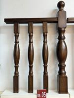 Balustrades et mains courantes élégantes en bois de caoutchouc à motif de noyer noir pour villa d'escalier d'hôtel