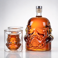 Bouteilles en verre en forme de casque avec ensemble de carafes à whisky liquide ambré pour bar et présentoir cadeau