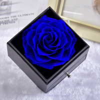 Boîte à bijoux en fleurs de roses éternelles artisanales, roses rouges au toucher réel, cadeau pour la Saint-Valentin et les anniversaires