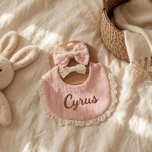 Ensemble de bavoirs textiles brodés, personnalisable avec un nom, en tissu de coton doux, avec taille ajustable - Product Image 5