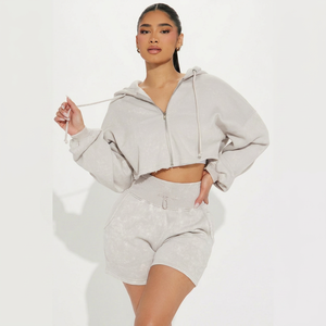 Conjuntos Deportivos de Ropa para Mujer con Logotipo Personalizado OEM, Conjuntos de Sudadera Corta de Alta Calidad, Conjuntos de Dos Piezas con Sudadera Corta y Pantalones Cortos para Mujer - Product Image 1