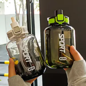 Reisen individuell Großhandel Logo Kunststoff tragbare Sport Fitness-Wasserflasche mit Riemen große Kapazität Strohbecher Raumbecher