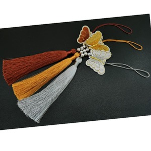 Colgante de Mariposa con Diseño Tradicional Coreano Norigae, Detalles Bordados, Borla de Seda y Perla para Accesorio Hanbok Coreano - Product Image 1