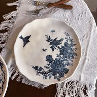Assiette à dessert en céramique bleue à motifs floraux vintage avec bord festonné pour le thé de l'après-midi, la présentation de gâteaux et la décoration de table