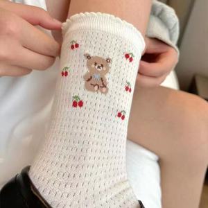 Calcetines de media pantorrilla de algodón con malla para mujer, calcetines holgados absorbentes del sudor con estampado de oso cereza para uso en verano - Product Image 1