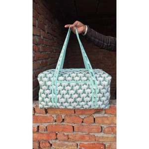 Bolsa de lona acolchada de algodón hecha a mano, espaciosa, ligera, duradera, elegante, con estampado tradicional, para viajes y vacaciones. - Product Image 1