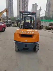 Buena condición de funcionamiento TOYOTA 5 ton 7FD50 carretilla elevadora diesel de segunda mano usada con dos etapas para la venta en Shanghai