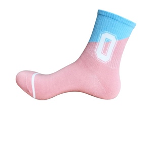 Calcetines Unisex con Letras Jacquard en Bloques de Color, Calcetines Deportivos Casuales Transpirables de Algodón con Contraste de Color Macaron, Calcetines Versátiles y Modernos - Product Image 1