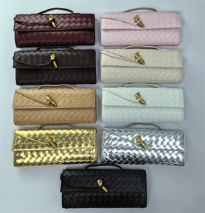 Borsa Clutch Rettangolare Designer Andiamo, Morbida e Calda, Borsa Intrecciata da Sera, Elegante Borsa a Mano Dorata - Product Image 2