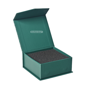 Fabrication d'emballages rigides pour soins de la peau avec logo personnalisé, boîte à fermeture magnétique recyclable avec insert en mousse - Product Image 1