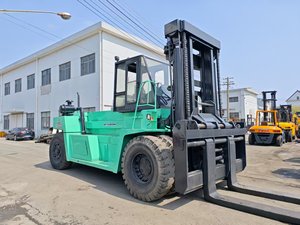 Montacargas diésel usados Komatsu FD2.5/3/4/5/7/10/15/16/25/30 toneladas, FD50, Mitsubishi FD250, FD300 con tres mástiles en Shanghái a la venta - Product Image 3