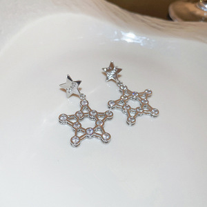 Boucles d'oreilles pendantes Luna Star en or blanc avec cristaux et strass sertis clos, pour femme, à porter au quotidien - Product Image 6