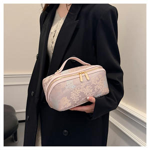 กระเป๋าเครื่องสำอางผ้าไหมปักลายผีเสื้อสไตล์จีน รูปทรงหมอน ดีไซน์หรูหราสำหรับสุภาพสตรี ใช้สำหรับจัดเก็บเครื่องสำอางและอุปกรณ์อาบน้ำสำหรับการเดินทาง - Product Image 4