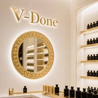 Vitrine de présentation de parfums sur mesure avec cadre doré, éclairage LED, comptoir îlot rond pour boutique de cosmétiques et de parfums