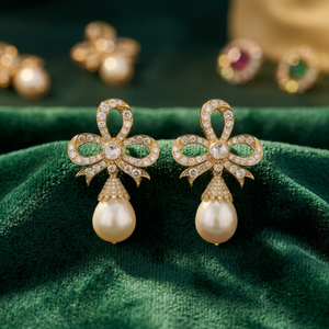 Pendientes colgantes chapados en oro de 18 quilates con diamantes de corte redondo, motivo de lazo, perlas de imitación, joyería para ocasiones especiales y fiestas. - Product Image 3