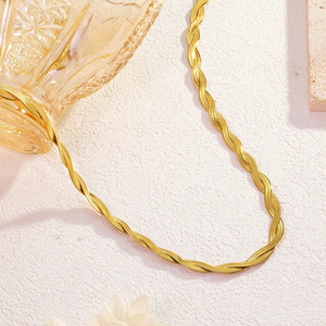 Collier Croix Chic en Acier Inoxydable 304 Plaqué Or 18K, Design Rétro Classique avec Chaîne Serpent pour Femme, Usage Quotidien - Product Image 3