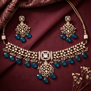 Elegante conjunto de collar de imitación con piedras azules, perlas colgantes y pendientes a juego para bodas y fiestas nupciales. - Product Image 4