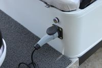 Voiturette de golf blanche 4 places avec auvent, port USB, contrôleur intelligent, 50-70 km/h, autonomie 90 km, pour attractions touristiques, visites, stations balnéaires, camping
