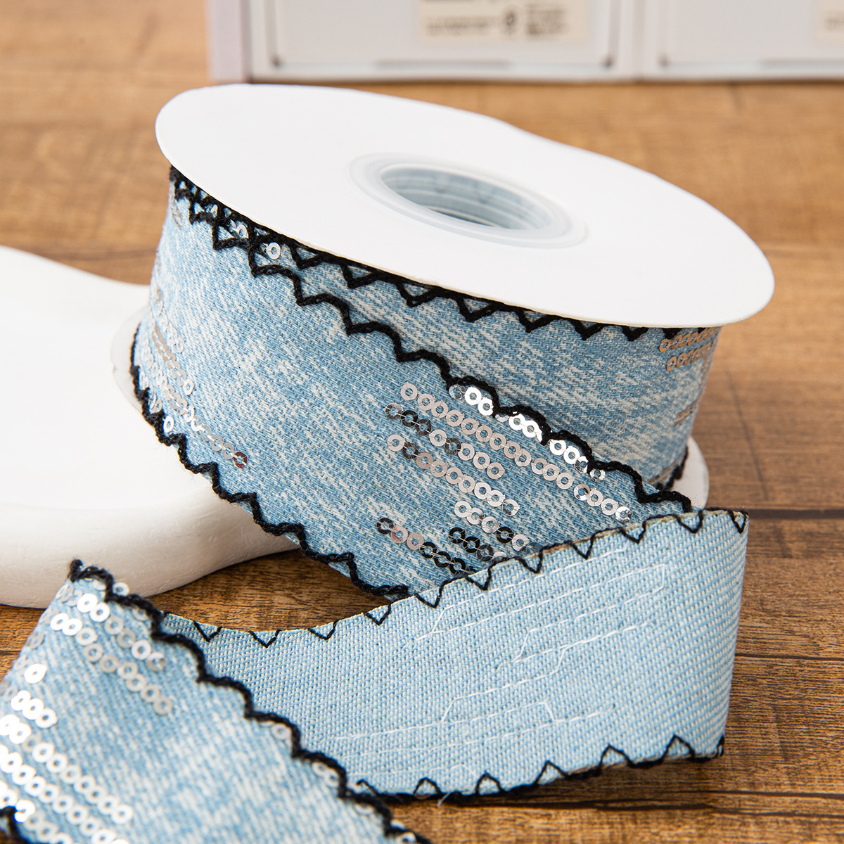 Sangle en denim bleu clair, bordure de 4 cm, vendue au mètre (rouleau de 10 mètres).