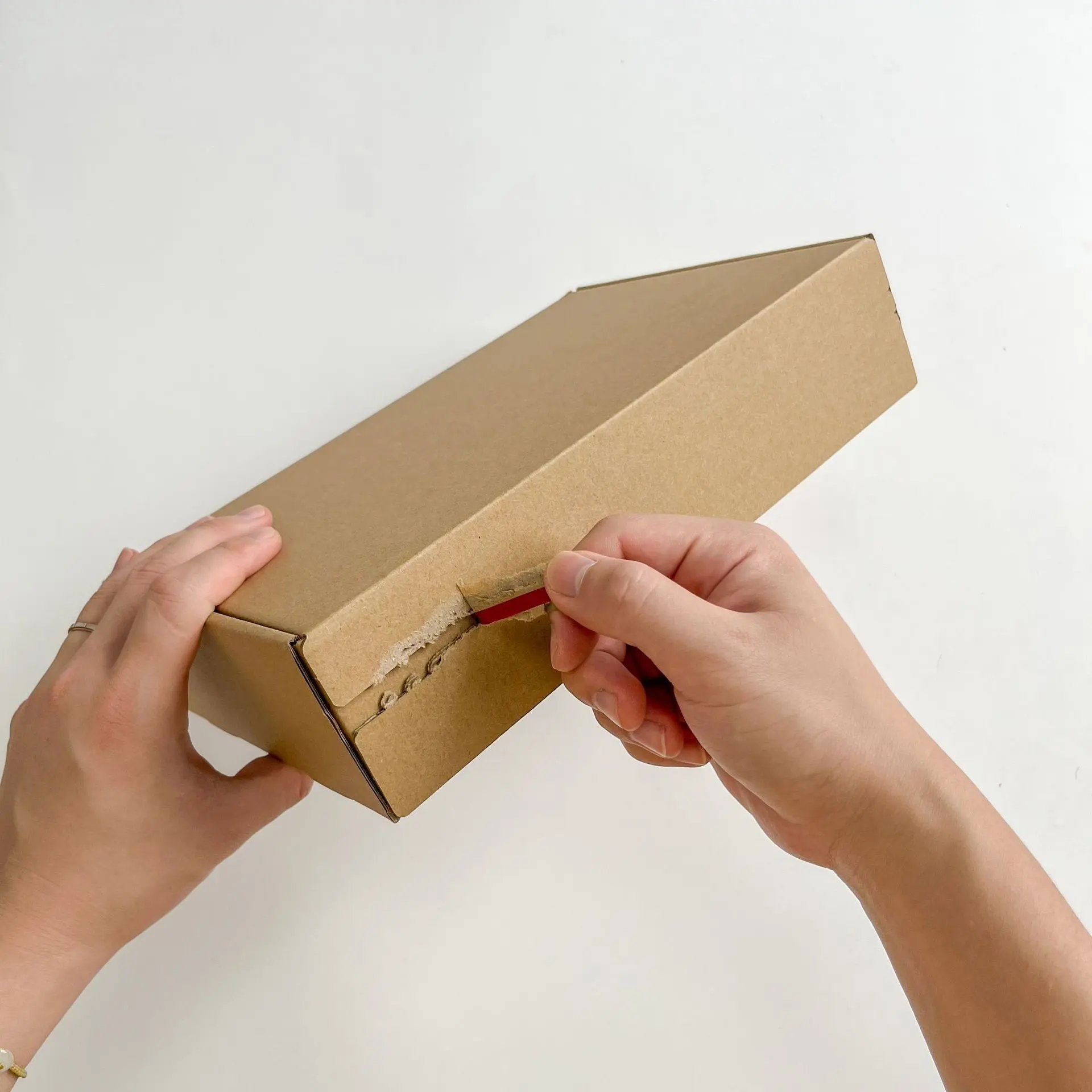 小さな大きな裂け目ストリップクラフトメーラー配送ボックス粘着ジッパー紙郵送ボックス折りたたみ式段ボール包装メーラーボックス