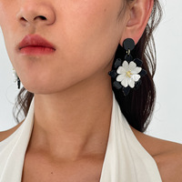 Anting Tusuk Jarum Perak Motif Bunga Dua Lapis Hitam Putih Gradasi Akrilik Metalik, Perhiasan Fashion Trendi