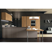 Projet de menuiserie et de finition pour armoires de cuisine d'hôtellerie : Porte tambour en placage naturel, poignée en bois massif, plans de travail de cuisine