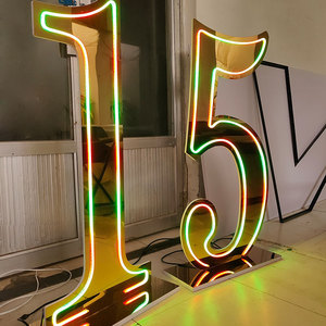 Nhà máy tùy chỉnh bữa tiệc sinh nhật lớn kim loại vàng <span class=keywords><strong>3D</strong></span> chữ lớn 3ft 4ft marquee số đứng với RGB neon ánh sáng cho sự kiện bên - Product Image 1