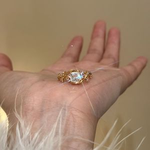 Bague Huahua Banxia en argent pur S925 avec diamant carré et motif vigne, design de niche haut de gamme et luxueux - Product Image 1