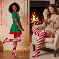 Calcetines navideños a rayas por encima de la rodilla con lazos y pompones, diseño en rojo y verde para mujeres, ideales para fiestas temáticas de Santa Claus.